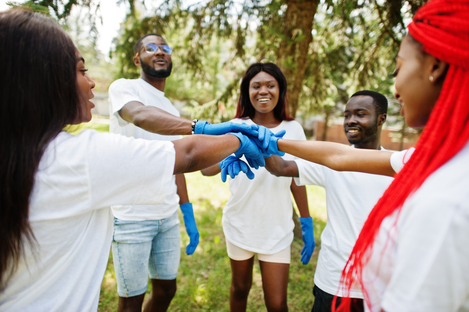Groupe De Volontaires Africains Heureux Mis Les Mains Dans Les Mains Dans Le Parc Afrique Benevolat Personnes Caritatives Et Concept D Ecologie